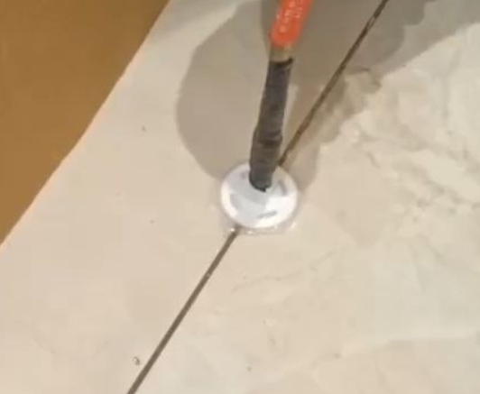 翠峦瓷砖空鼓维修公司专业解答瓷砖在铺贴过程中，如果没有涂抹均匀到位的粘结材料（如水泥砂浆或瓷砖胶），可能会导致以下问题