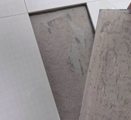 翠峦瓷砖空鼓维修公司分享瓷砖铺贴时如果打浆（即涂抹在瓷砖背面和基层上的砂浆或瓷砖胶）过少，会带来以下问题